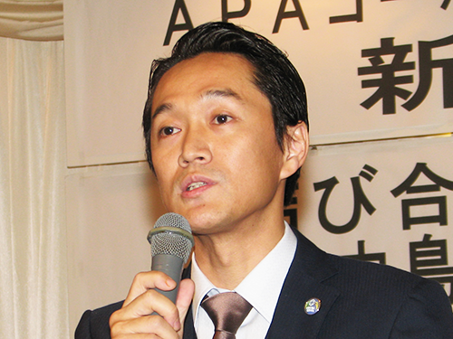 あいさつする岡田憲己社長